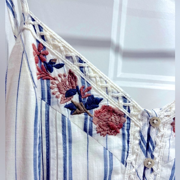 Abercrombie & Fitch White and blue light dress with embroidered details - Picture 9 of 9